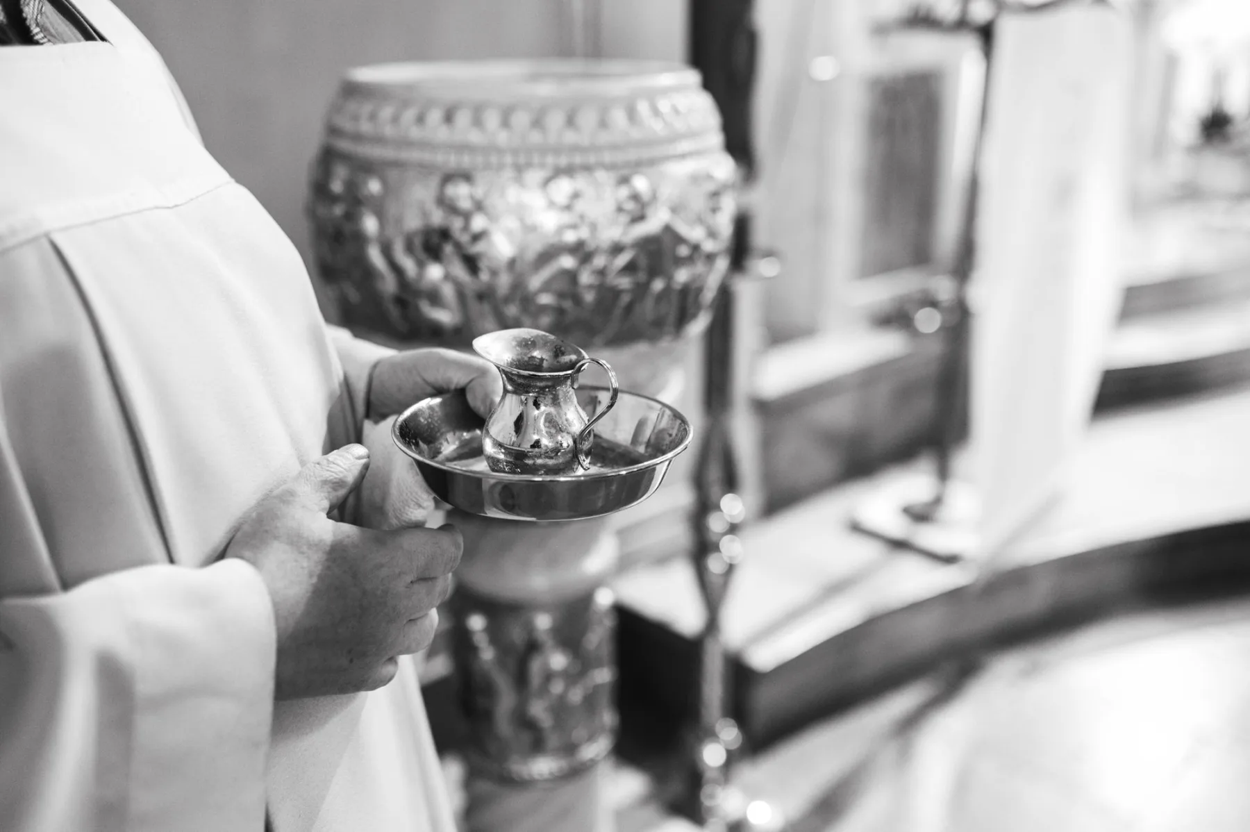 Detal liturgiczny podczas ceremonii chrztu