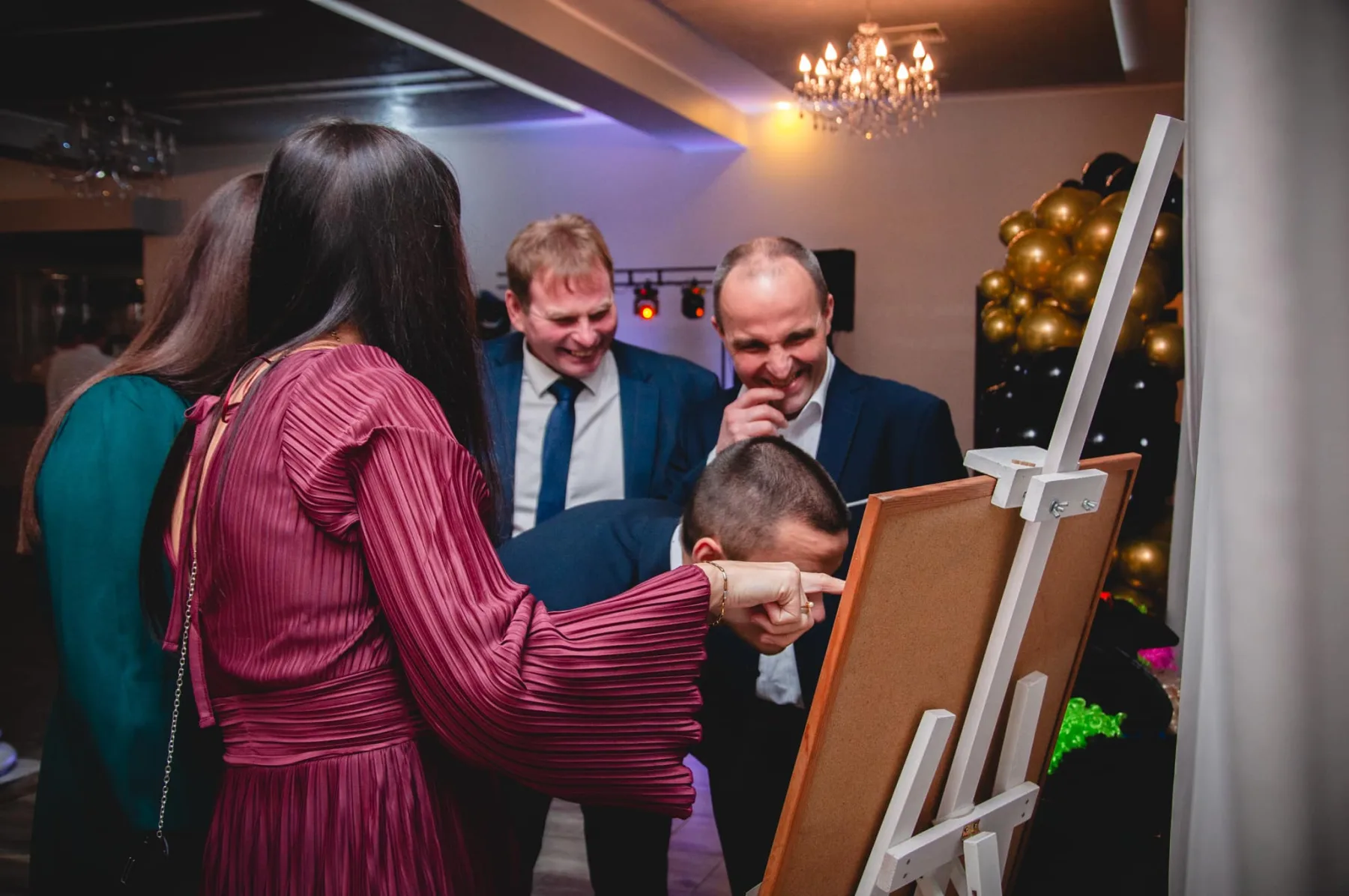 Goście śmiejący się podczas rodzinnego przyjęcia