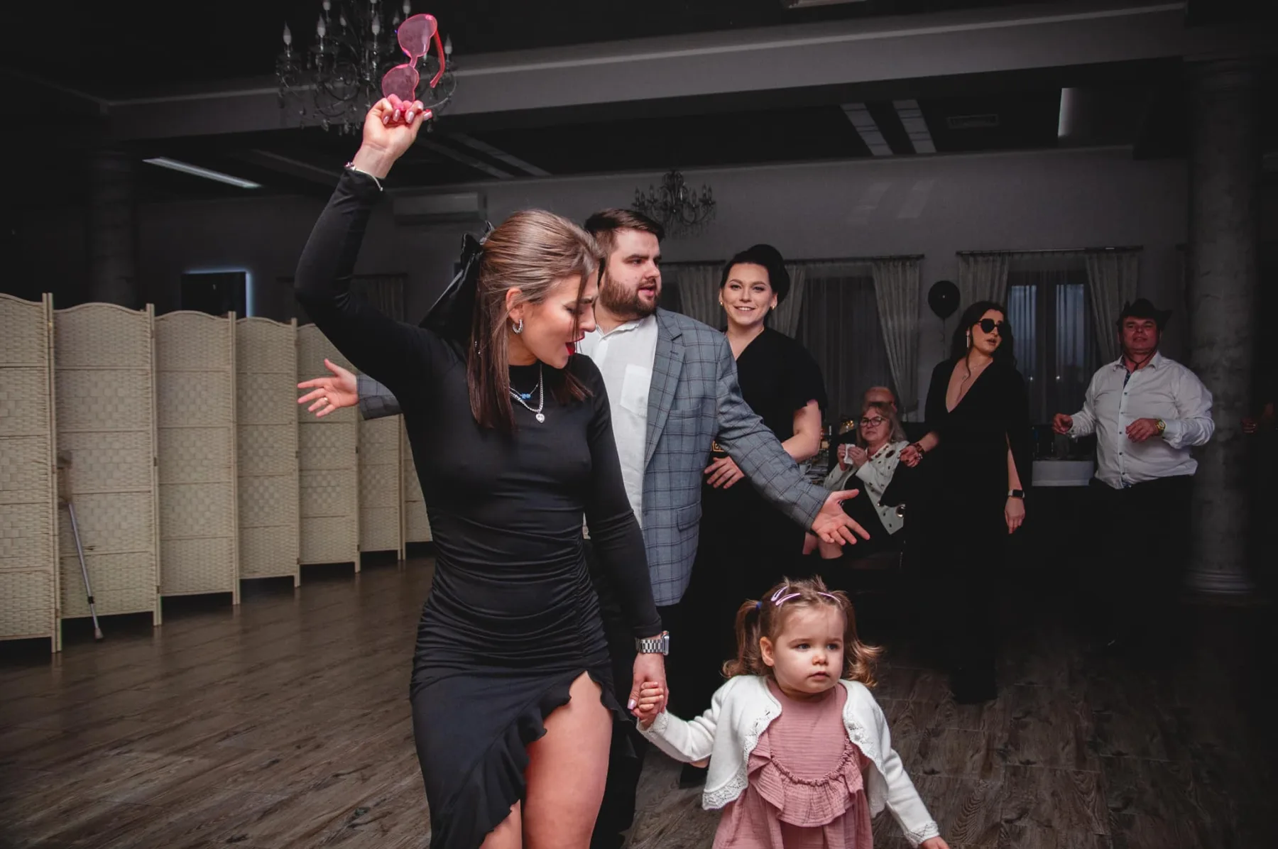 Naturalny kadr z tańca na przyjęciu rodzinnym